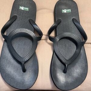 Sanuk Black Treaded Ring Toe Sandals